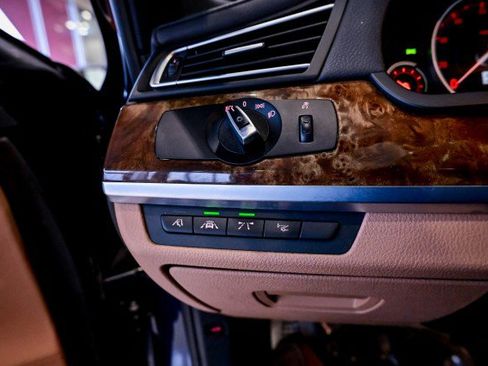 Used 2015 BMW 740Li xDrive image 39