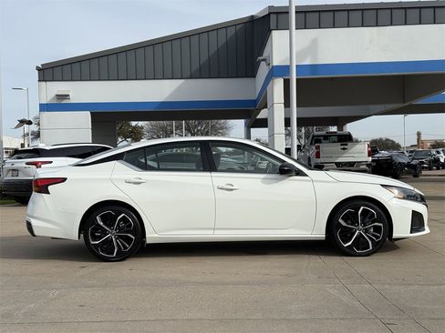 Used 2024 Nissan Altima 2.5 SR image 3