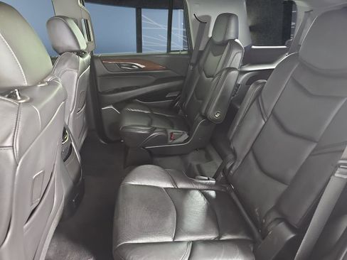 Used 2019 Cadillac Escalade Luxury AWD/4WD image 17