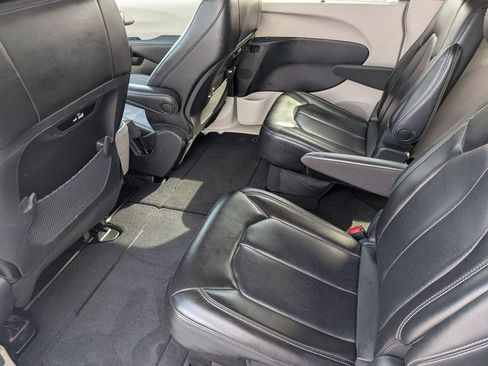 Used 2023 Chrysler Pacifica Touring-L FWD image 30