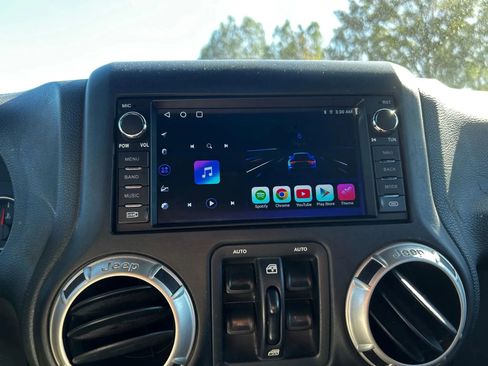 Used 2017 Jeep Wrangler Unlimited Sahara w/ Connectivity Group image 19