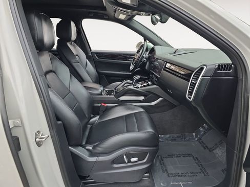 Used 2020 Porsche Cayenne w/ Driver Memory Package image 15
