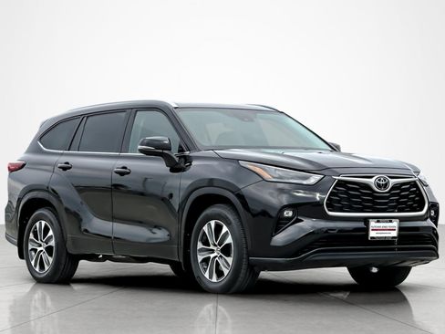 Used 2023 Toyota Highlander XLE image 7