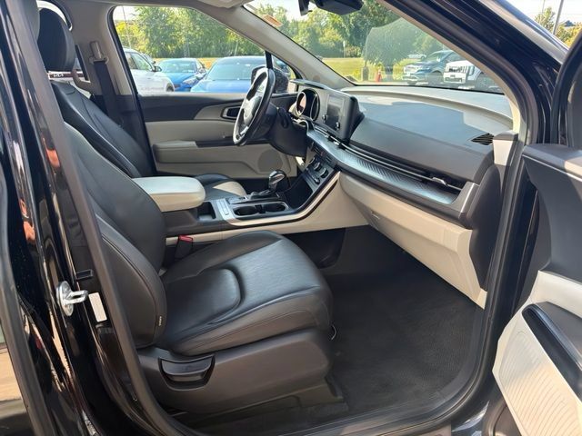 Certified 2024 Kia Carnival LX FWD image 11