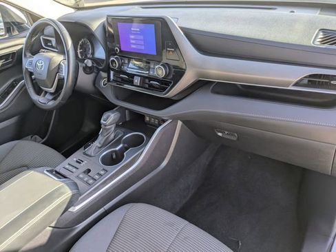 Used 2024 Toyota Highlander LE image 34