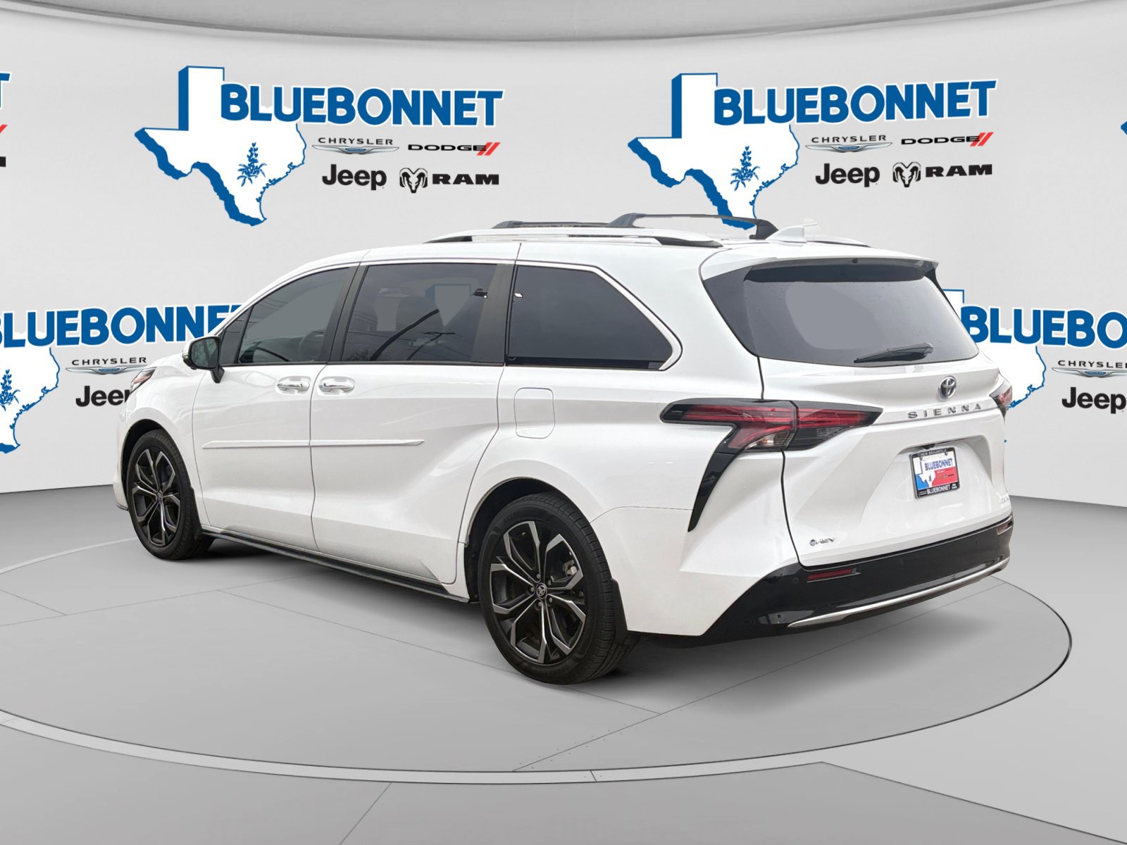 Used 2025 Toyota Sienna Platinum FWD image 7