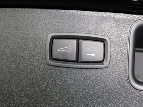 Certified 2025 Porsche Macan image 18