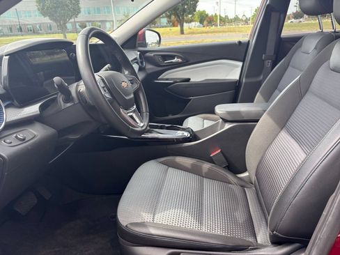 Used 2025 Chevrolet Trax LT w/ LT Convenience Package FWD image 25