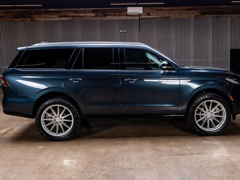 Used 2025 Lincoln Navigator Reserve image 12