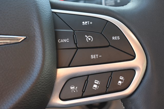 Used 2023 Chrysler Pacifica Touring-L FWD image 22