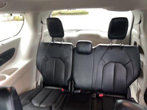 Used 2020 Chrysler Pacifica Touring-L image 19