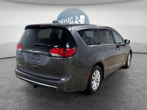 Used 2018 Chrysler Pacifica Touring Plus image 3