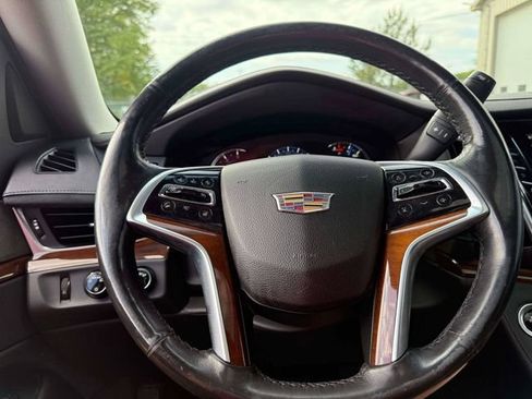 Used 2019 Cadillac Escalade Luxury AWD/4WD image 22