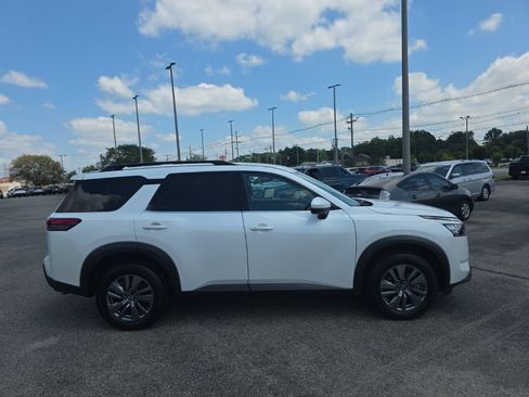 Used 2025 Nissan Pathfinder SV AWD/4WD image 3
