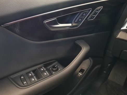 Used 2023 Audi Q8 Premium image 31