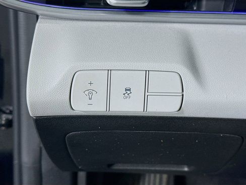 Certified 2025 Hyundai Elantra Limited FWD image 22