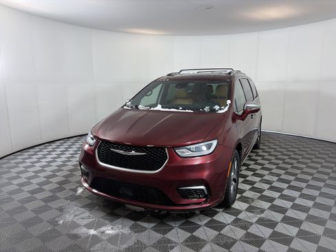 Used 2021 Chrysler Pacifica Pinnacle image 2