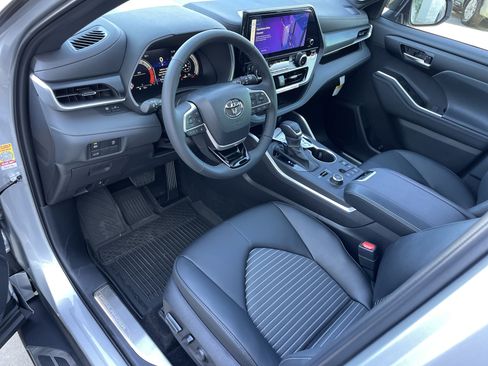 New 2025 Toyota Highlander XSE image 3