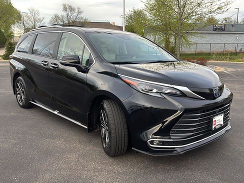 Used 2025 Toyota Sienna Platinum AWD/4WD image 21