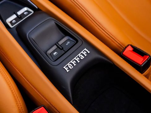 Used 2022 Ferrari F8 Tributo image 31