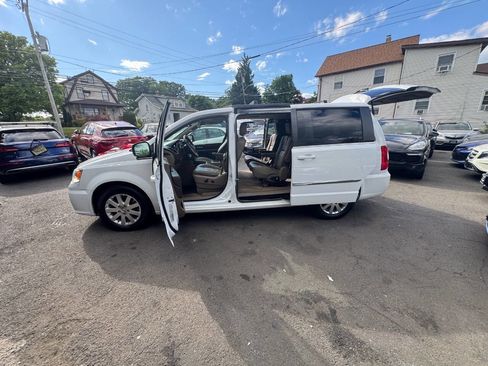 Used 2016 Chrysler Town & Country Touring FWD image 13