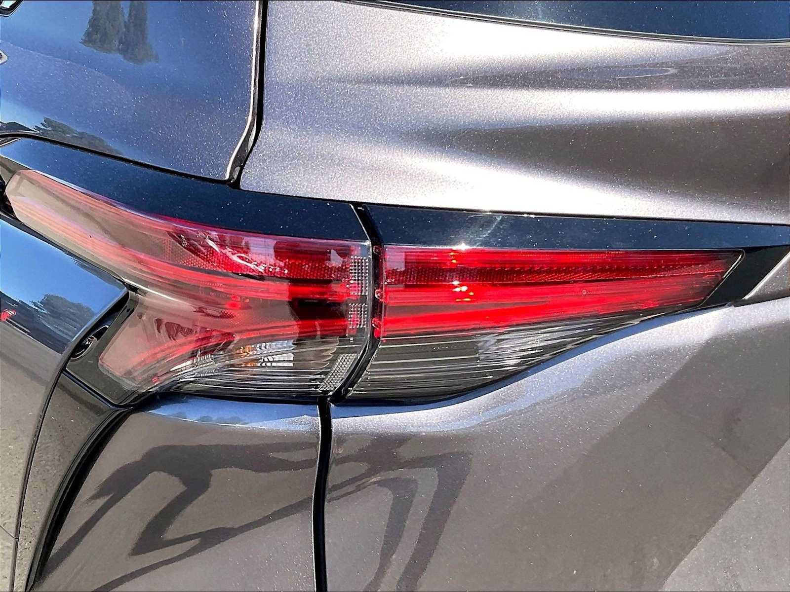 Used 2024 Toyota Sienna Platinum FWD image 29