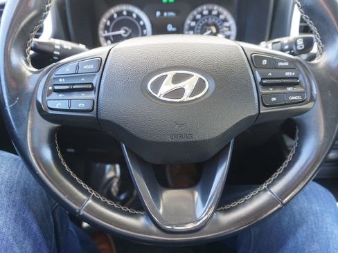 Used 2022 Hyundai Venue Limited image 18