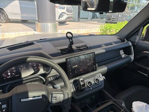 Used 2023 Land Rover Defender 110 V8 AWD/4WD image 7