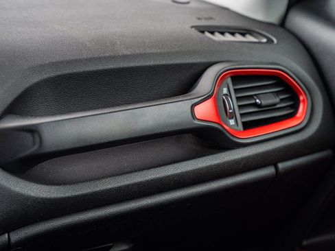 Used 2016 Jeep Renegade Trailhawk w/ Safety & Security Group image 28