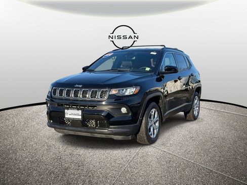 Used 2024 Jeep Compass Latitude image 4