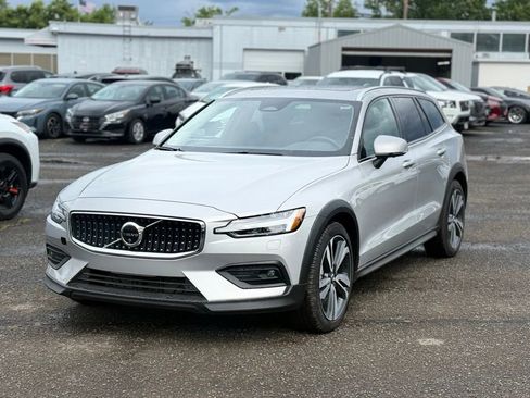 Used 2025 Volvo V60 B5 Cross Country Plus AWD/4WD image 2