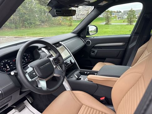 New 2025 Land Rover Discovery Dynamic SE image 12