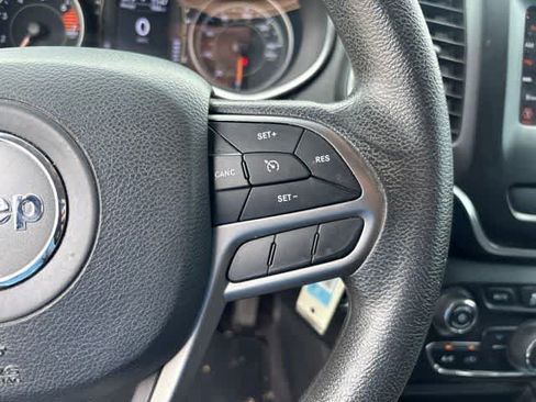 Used 2019 Jeep Cherokee Latitude w/ Popular Appearance Group FWD image 12