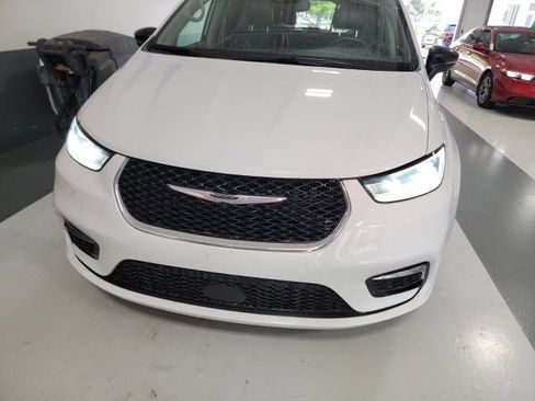 Used 2024 Chrysler Pacifica Touring-L FWD image 2