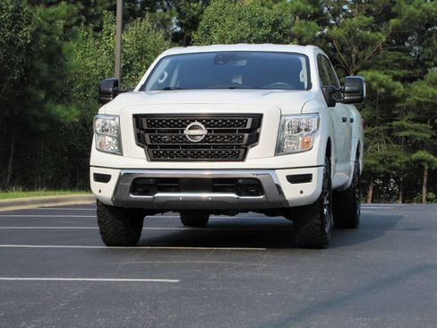 Used 2024 Nissan Titan SV w/ SV Convenience Package AWD/4WD image 8