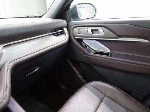 Used 2025 Ford Explorer Platinum image 23