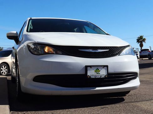 Used 2020 Chrysler Voyager L image 18