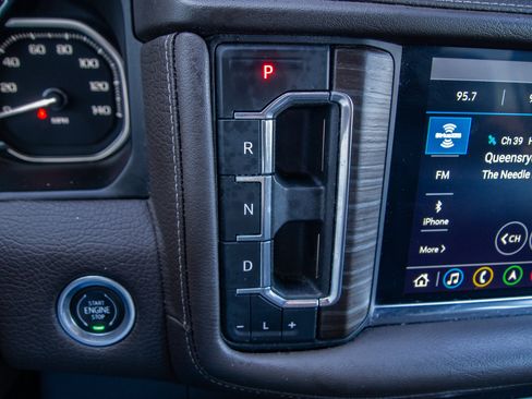Used 2021 GMC Yukon XL Denali w/ Denali Premium Package AWD/4WD image 19