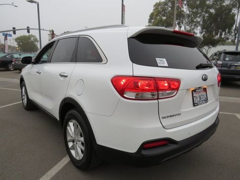 Used 2017 Kia Sorento LX w/ LX Convenience Package image 8