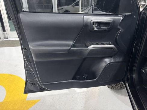 Used 2019 Toyota Tacoma TRD Off-Road w/ Technology Package image 12