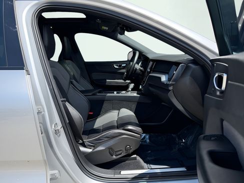 Used 2020 Volvo XC60 T5 R-Design FWD image 33
