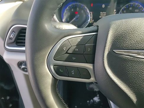 Used 2024 Chrysler Pacifica Touring-L image 27