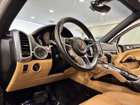 Used 2017 Porsche Cayenne Platinum Edition w/ Premium Package (PJV) image 9