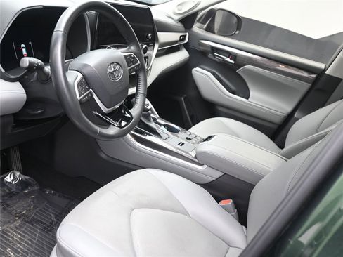 Used 2023 Toyota Highlander Limited image 8