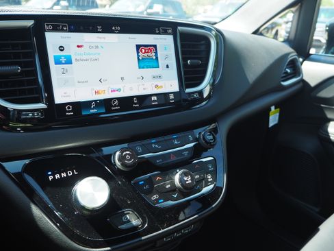 New 2025 Chrysler Voyager LX image 17