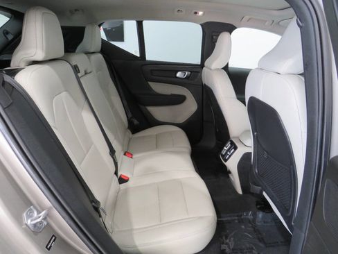 Used 2021 Volvo XC40 T4 Inscription image 12