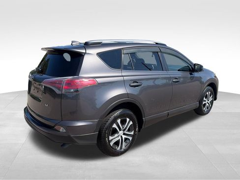 Used 2018 Toyota RAV4 LE FWD image 5
