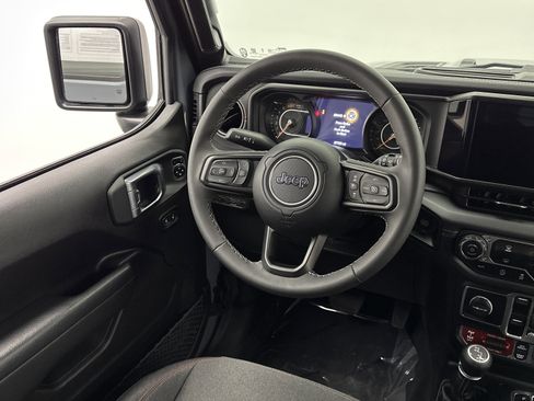 Used 2025 Jeep Wrangler Unlimited Rubicon image 24