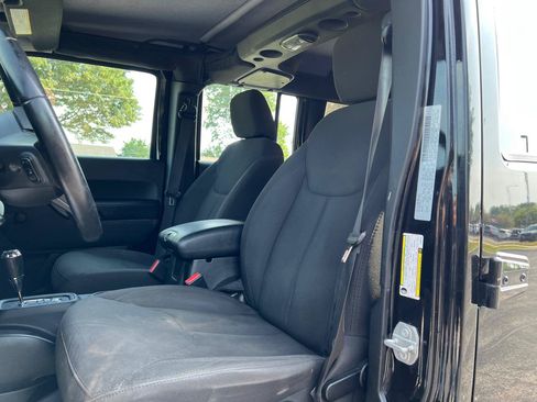 Used 2018 Jeep Wrangler Unlimited Sport w/ Connectivity Group AWD/4WD image 19