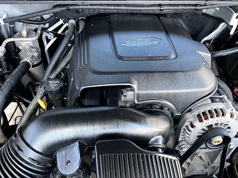 Used 2010 Chevrolet Suburban LT image 32